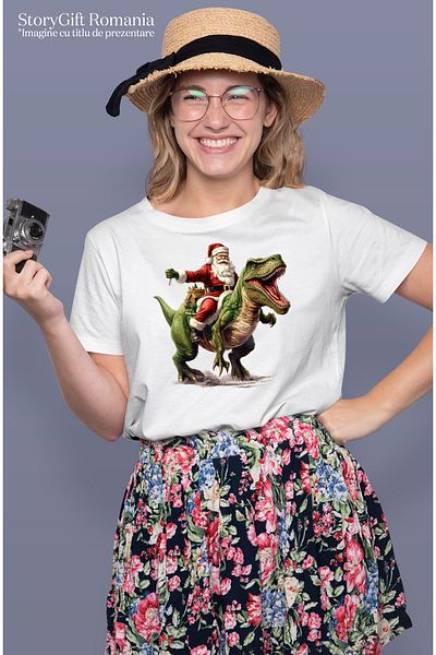 StoryGift Romania Tricou Femei Cu Mos Craciun Care Sta Pe Un Dinozaur Verde, T-rex, Dinti Ascutiti Wht_l