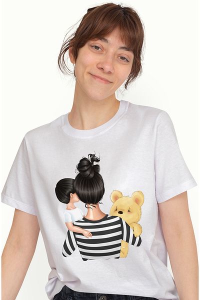 StoryGift Romania Tricou Femei Cu O Mama Care Isi Tine In Brate Baietelul, Urs De Plus, Ilustratie Wht_l