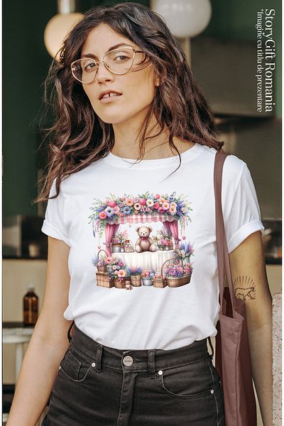StoryGift Romania Tricou Femei cu o taraba cu numeroase flori, ilustratie, plante, ursulet de plus WHT_L