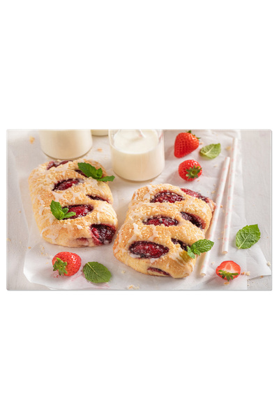 StoryGift Romania Tablou Canvas Placinta De Drojdie Cu Capsuni Servita Cu Lapte O Delicatesa Cu Drojdie Si Aroma