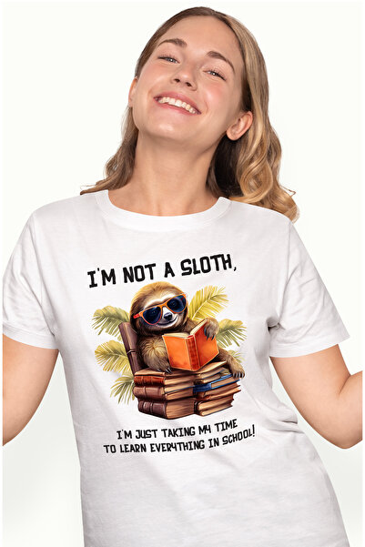 StoryGift Romania Tricou Femei cu un sloth/lenes care invata, ilustratie, citeste, studiu, invata WHT_L