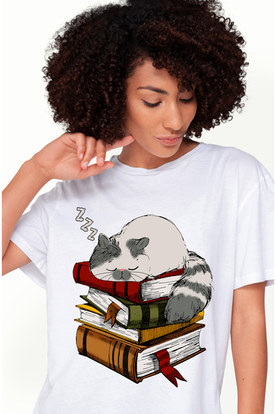 StoryGift Romania Tricou Femei cu o pisicuta care doarme pe un teanc de carti...