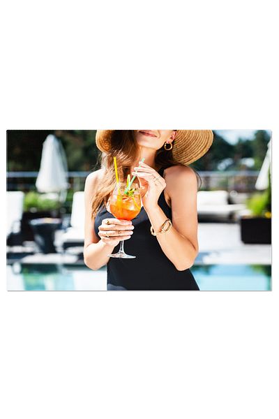 StoryGift Romania Tablou Canvas Deliciu Si Refresc Femeia In Costum De Baie Cu Un Cocktail In Mana Infruntand Ca