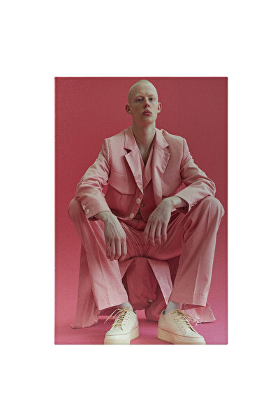 StoryGift Romania Tablou Canvas Băiat Albino Îmbrăcat În Roz Stând Jos- Albino, Costum Roz, Fundal Roz , Pictura