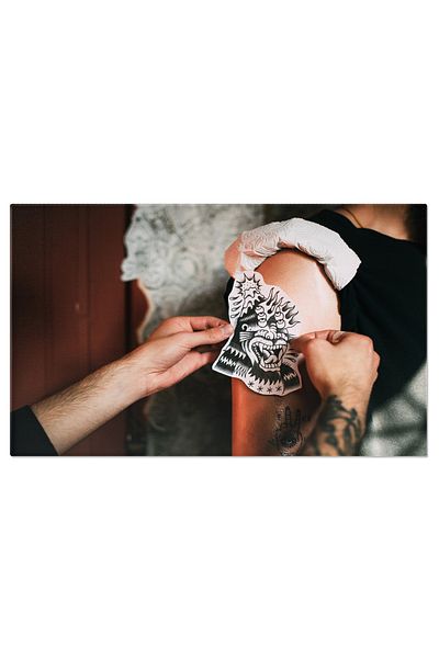 StoryGift Romania Tablou Canvas Arta Si Mestesug Artist Tatuator Transferand Un Tatuaj, Expresand Arta Si Talentu