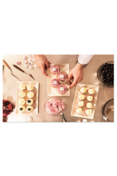 StoryGift Romania Tablou Canvas Cofetarul Etaleaza Prajituri Proaspete Pe O T...