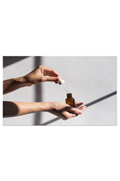 StoryGift Romania Tablou Canvas Ingrijirea Pielii Femeie Aplicand Ser Pe Mana...