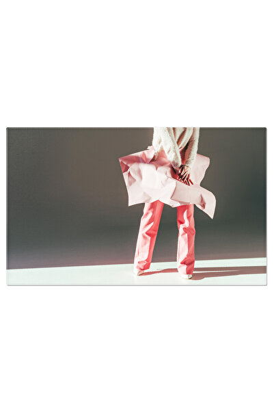 StoryGift Romania Tablou Canvas Moda Si Risc Femeie Stilata Pozand Cu Haine De Culoare Roz, Ilustrand Atractia Si