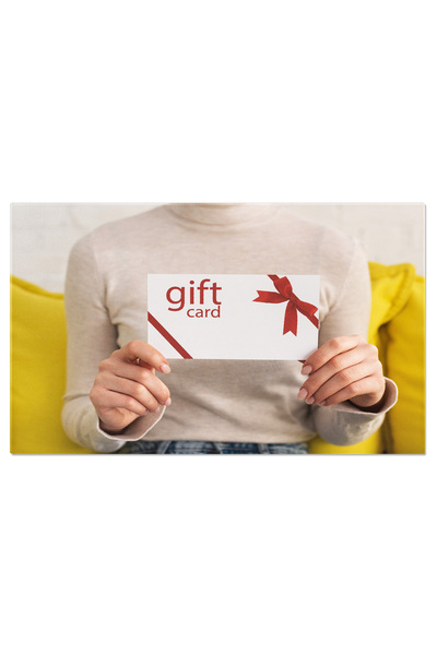 StoryGift Romania Tablou Canvas Bucurie Si Cadouri Tanara Femeie Aratand Un Card De Cadou Impartasind Momentul D