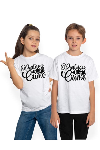 StoryGift Romania Tricou Copii cu inimioare si textul "Partners in crime" - parteneri in crima 100% Bumbac,