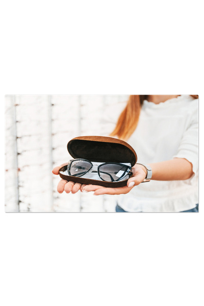 StoryGift Romania Tablou Canvas Tinand Un Etui Cu Ochelari In Magazin, Optics...