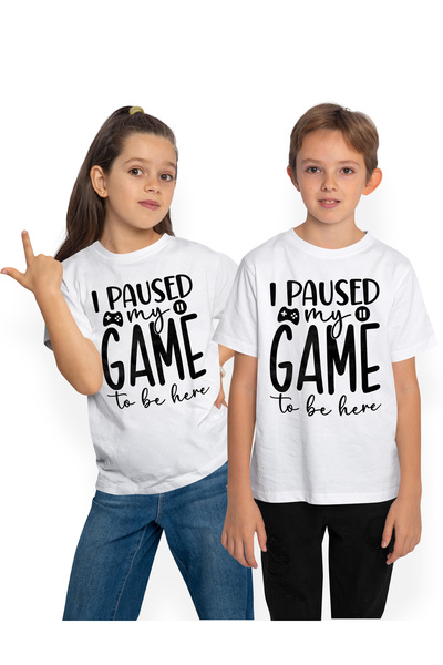 StoryGift Romania Tricou Copii cu textul "Am pus pauza la joc pentru a fi aic...