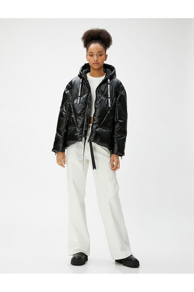 Koton Κοντό μπουφάν με γυαλιστερή κουκούλα με σλόγκαν με κορδόνια