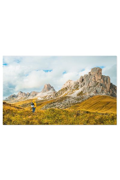 StoryGift Romania Tablou Canvas Turist Intro Geaca Galbena Si Cu Un Rucsac, Bucuranduse De Panorama Muntoasa De P