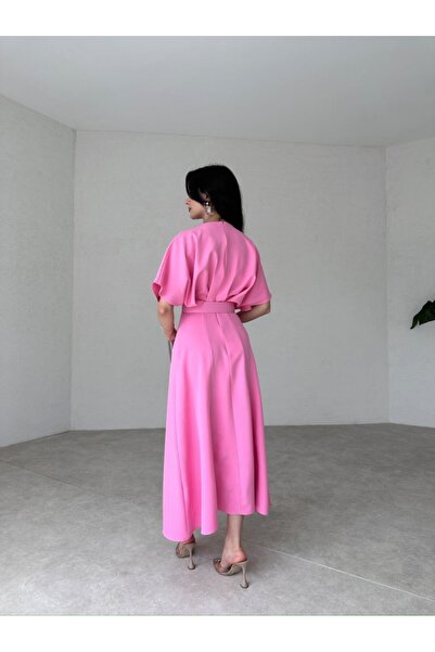 MRY BUTİK Kemer Detaylı Yırtmaçlı Piliseli Midi Elbise