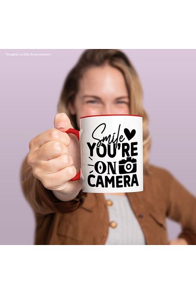 StoryGift Romania Cana Cu Mesajul In Engleza "smile, You're On Camera" - Zambeste La Camera Aparat, Cu ,stg