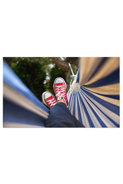 StoryGift Romania Tablou Canvas: O Persoana Relaxandu-se In Aer Liber, Cu Incaltaminte Rosie In Prim-plan Si Atmo