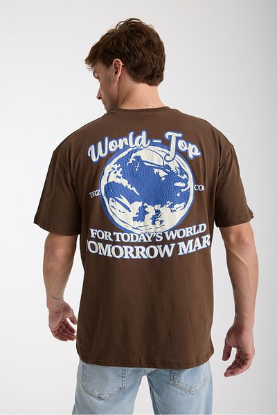 Tarz Cool Ανδρικό μπλουζάκι με λαιμόκοψη σε καφέ World εμπρός και πίσω με στάμπα