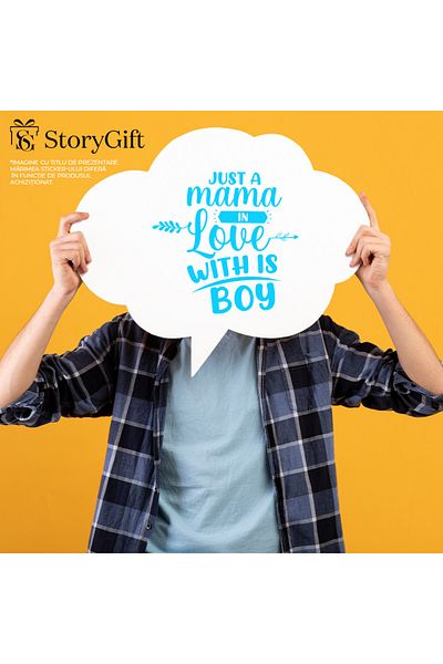 StoryGift Romania Sticker Eticheta 40CM Exterior cu textul in engleza "Just a mama in love with her boy" - doar