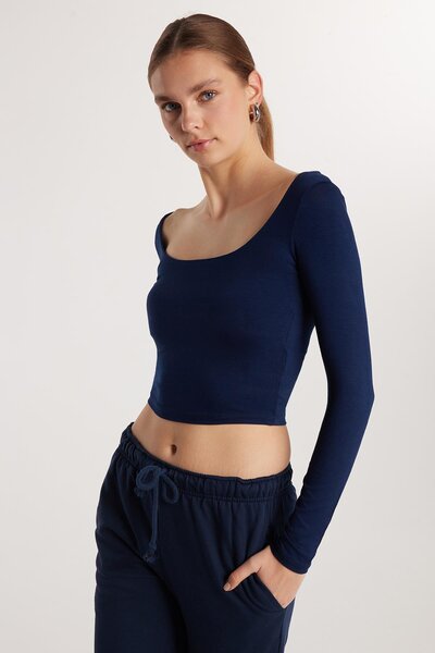 Tudors بلوزة نسائية ذات قصة ضيقة وأكمام طويلة ورقبة قارب باللون الأزرق الداكن