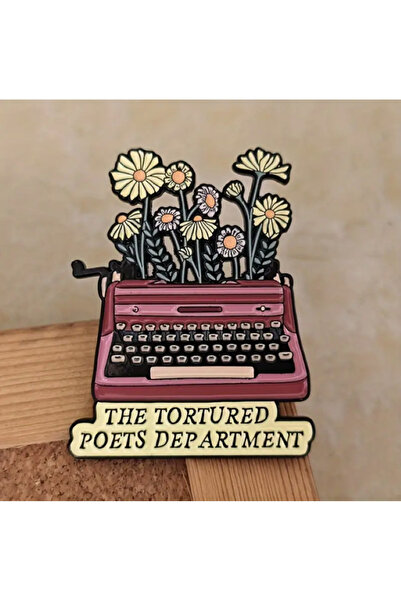 MAURA LIYUZA "The Tortured Poets Department"/" İşkence Görmüş Şairler Departmanı" Yazılı Tasarım Daktilo Broş