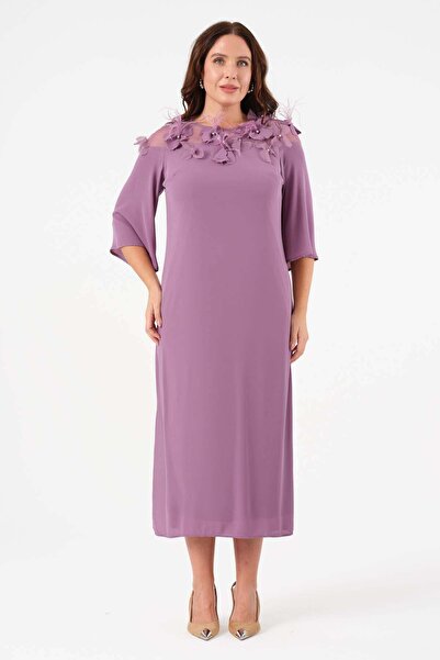 Gemko فستان مقاس كبير بياقة ريشة وزهرة مطرزة - وردي مغبر