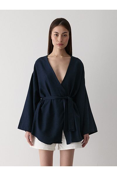 Laluvia Kimono aus 100 % Baumwollleinen – Marineblau mit Knopfdetail und Gürtel