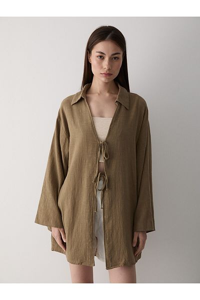 Laluvia Olivgrüne Kimonobluse aus 100 % Leinen mit Spitzendetail – 5218