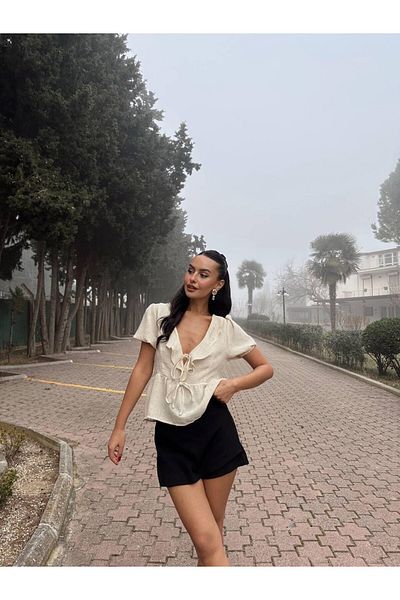 Pulli Collection Καλοκαιρινή μπλούζα Ecru με λεπτομέρεια βολάν