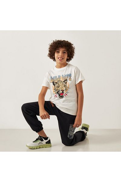 Juniors تي شيرت بطبعة جرافيكية مع رقبة دائرية وأكمام قصيرة