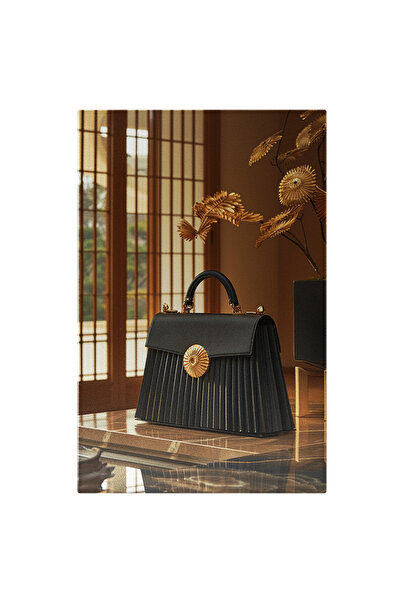 StoryGift Romania Tablou Canvas Poseta Neagra De Dama Cu Accesorii Auri Pe O ...