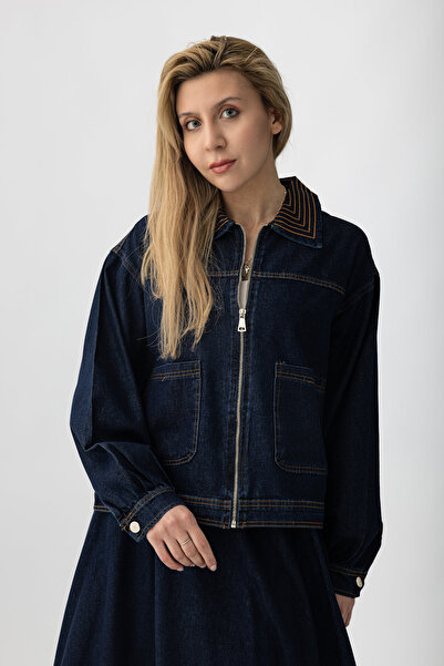 Suede Style 5427 - Kényelmes, stílusos, hétköznapi női szoknya, kabát és farmer szett zsebekkel, cipzáras gallérral és hímzéssel