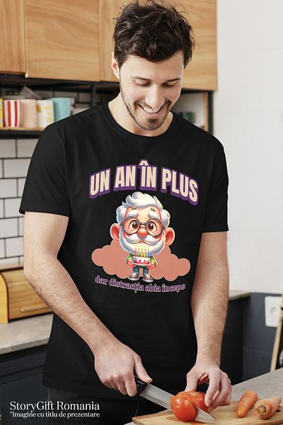 StoryGift Romania Tricou Barbati Un An In Plus, Dar Distractia Abia Incepe, Om Batran Cu Tort Aniversar Cu I Stg