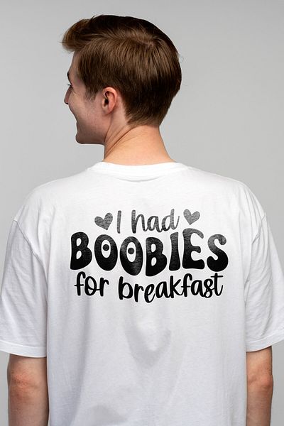 StoryGift Romania Men's T-Shirt With Hearts And The Message 'I Had Bo*bies For Breakfast" - Laptic La Micul Dej Stg