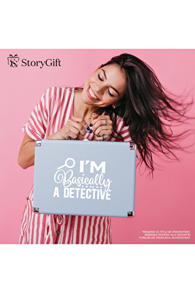 StoryGift Romania Sticker Autocolant 30CM Exterior cu o lupa si mesajul "I'm basically a detective" - practic su
