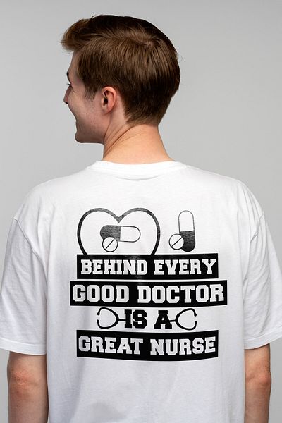 StoryGift Romania Tricou bărbătesc cu pastile și textul „în spatele fiecărui doctor bun este o asistentă medicală gr Stg”