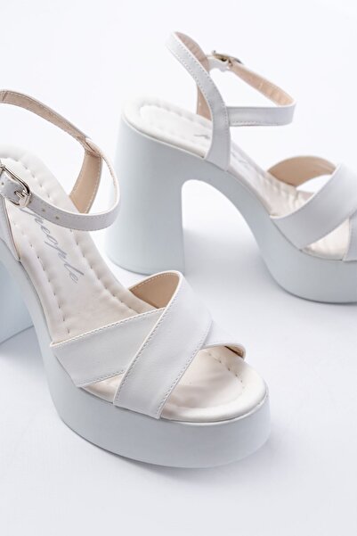 infon shoes creation P-105 Білі жіночі сандалі з товстим каблуком і перехрещеними ремінцями