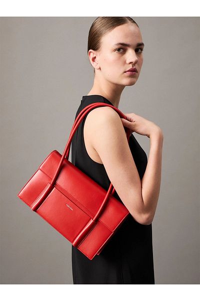 Calvin Klein حقيبة كتف ريد لين