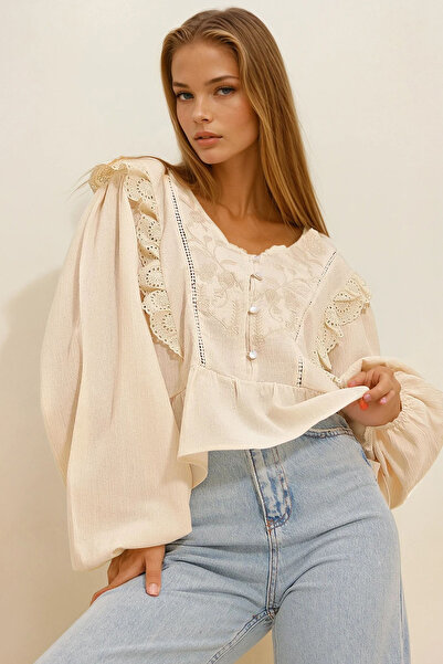 VAGGON Women's Beige Fisto Embroidered Woven Blouse Vgn-X10736