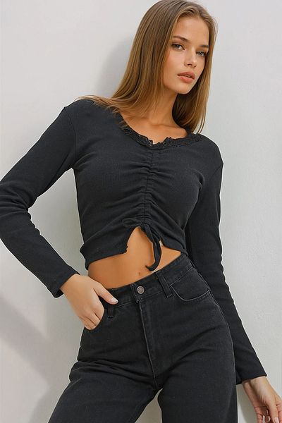 VAGGON Blouse with Gathered Front and Lace Collar