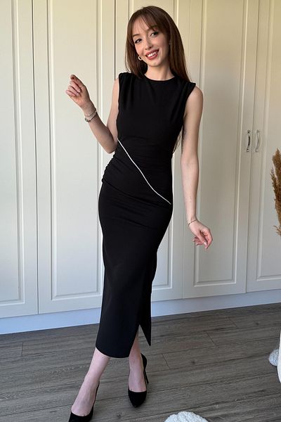 Dilay Gökoğlu Butik Μίντι μαύρο φόρεμα με λεπτομέρεια από πέτρα με σχισμή