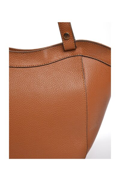 Carla Ferreri Handbag
100% cow leather
Top zip closure
Internal zip pocket
Dimensions : 22x29x13 cm
Handle: 38 cm