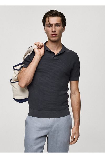 MANGO Asphaltfarbenes Herren-T-Shirt mit Polokragen 77062537