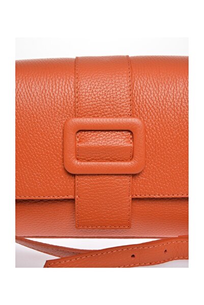 Carla Ferreri Keresztpántos táska
100% marhabőr
Elöl mágneses záródás
Belső cipzáras zsebek
Méretek: 18x23x8 cm
S