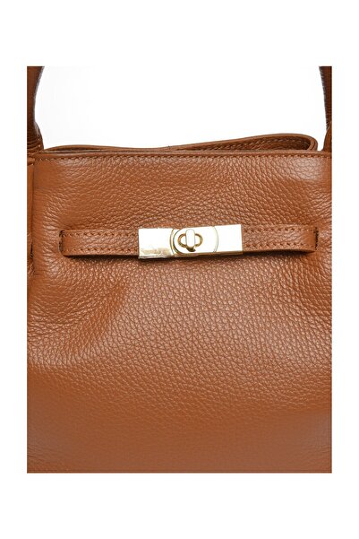 Carla Ferreri Kézitáska
100% marhabőr
Felső mágneses záródás
Felső cipzáras záródás
Belső cipzáras zseb
Méretek: 22x