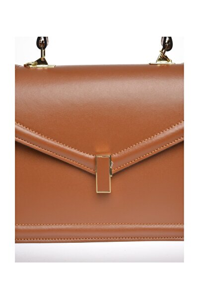 Carla Ferreri Kézitáska
100% marhabőr
Felső cipzáras záródás
Elöl fém csattal záródás
Belső cipzáras zseb
Méretek: