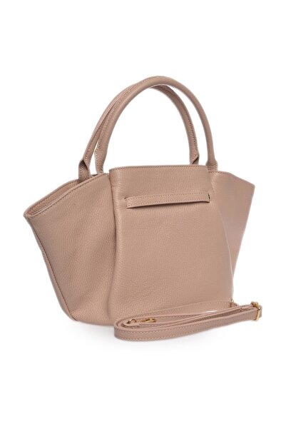 Carla Ferreri Kézitáska
100% marhabőr
Felső mágneses záródás
Felső cipzáras záródás
Belső cipzáras zseb
Méretek: 22x