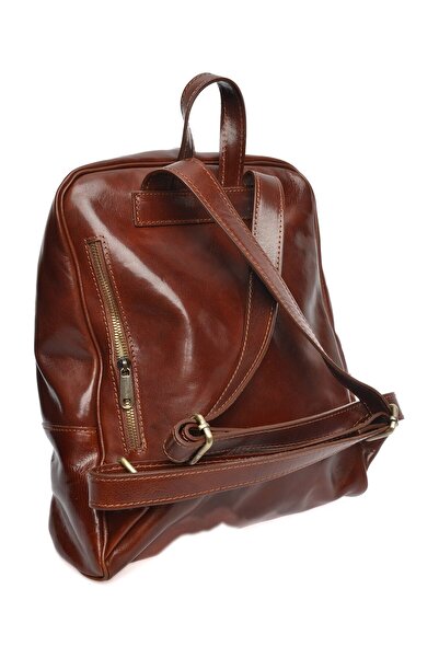 Carla Ferreri Batoh
100% hovězí kůže
Dvě horní rukojeti: 40 cm
Zapínání na druk
Vnitřní kapsa na zip