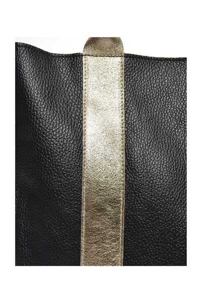 Carla Ferreri Hobo bag
100% cow leather
Top zip closure
Internal zip wallet
Dimensions: 29x37x10 cm 
Handle: 49 cm