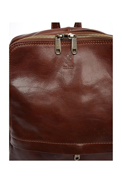 Carla Ferreri Batoh
100% hovězí kůže
Dvě horní rukojeti: 40 cm
Zapínání na druk
Vnitřní kapsa na zip